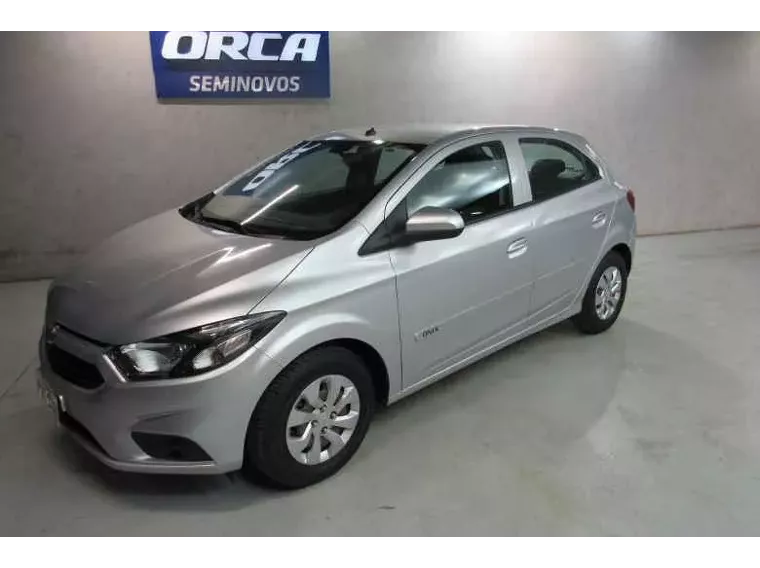 Chevrolet Onix Prata 6