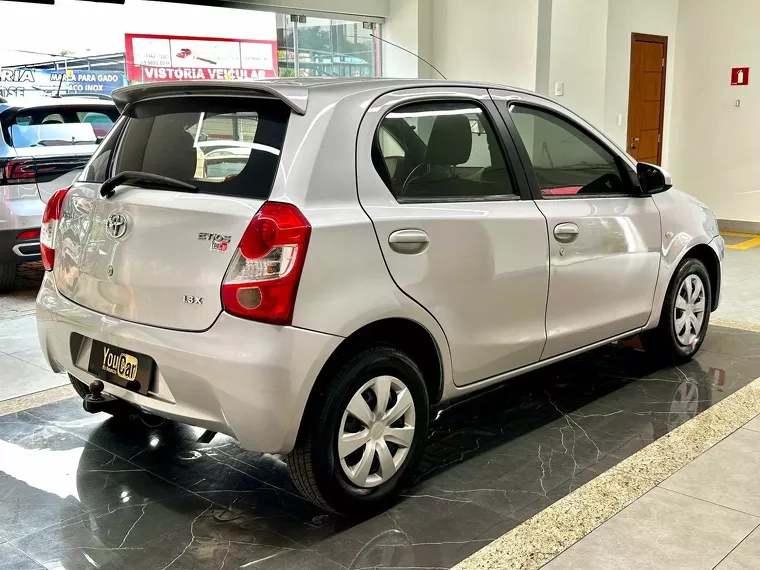 Toyota Etios Prata 4