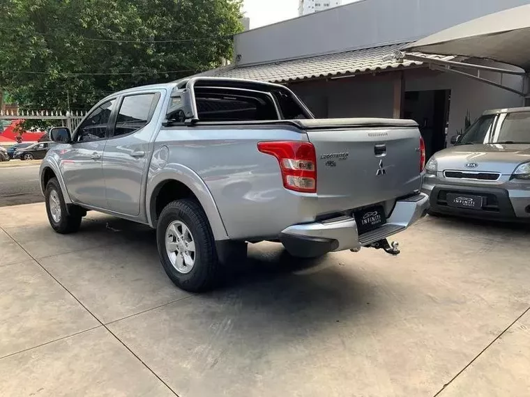 Mitsubishi L200 Triton Prata 6