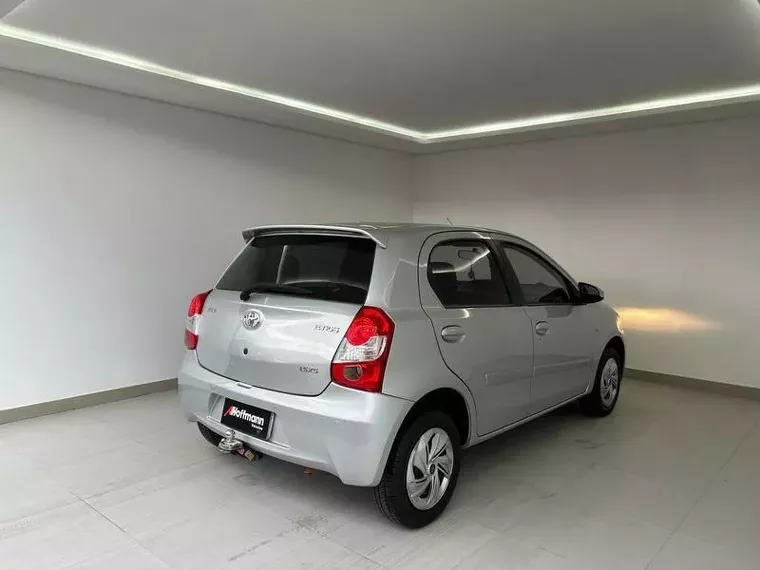 Toyota Etios Prata 5