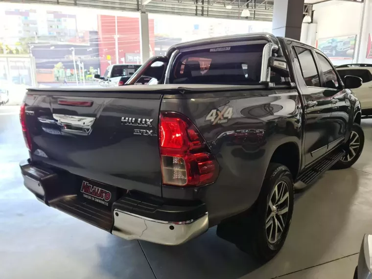 Toyota Hilux Cinza 4