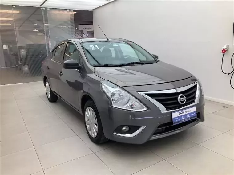 Nissan Versa Cinza 7