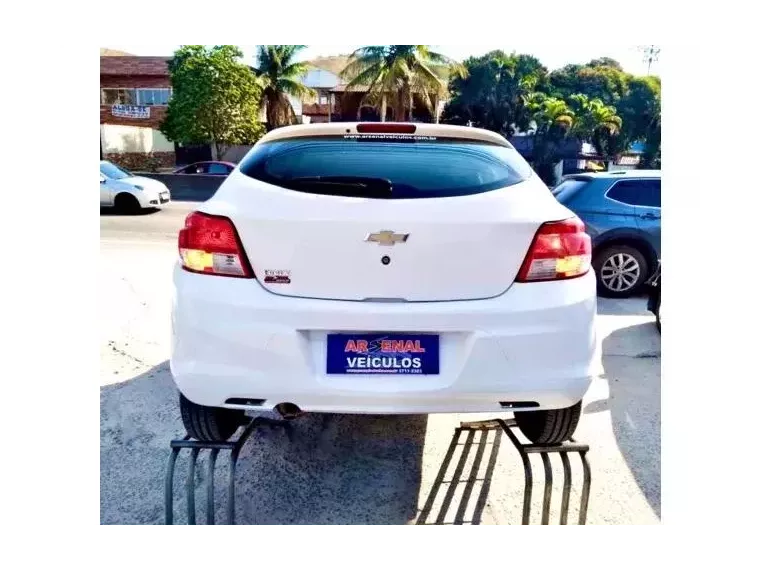 Chevrolet Onix Branco 4