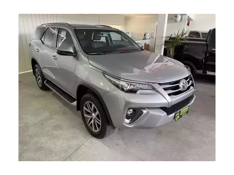 Toyota Hilux SW4 Prata 7