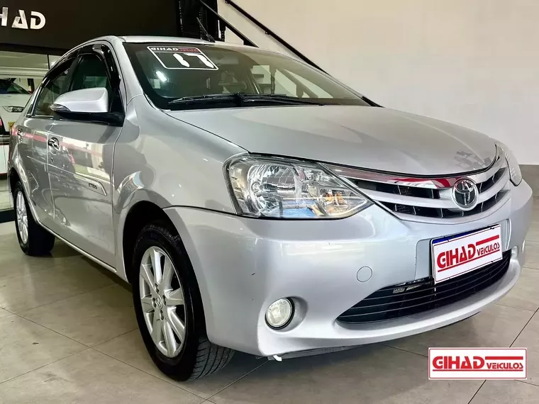 Toyota Etios Prata 4