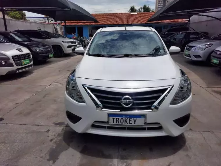 Nissan Versa Branco 13