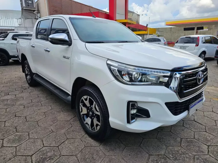 Toyota Hilux Branco 17