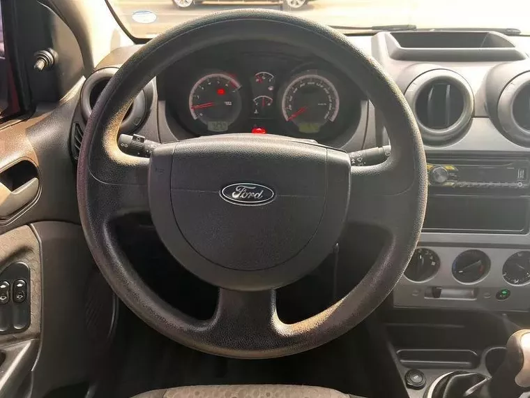 Ford Fiesta Vermelho 13