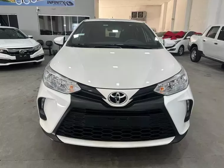 Toyota Yaris Branco 2