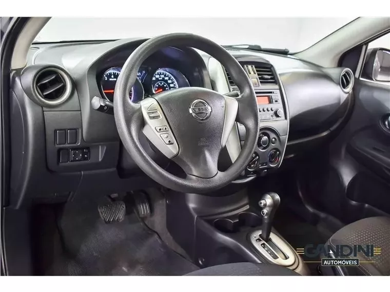 Nissan Versa Cinza 16