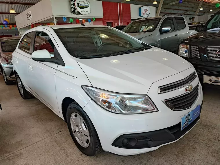 Chevrolet Onix Branco 5