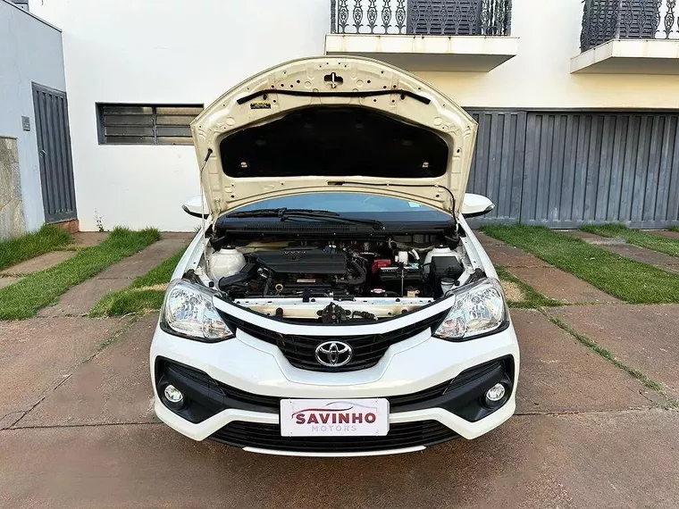 Toyota Etios Branco 12