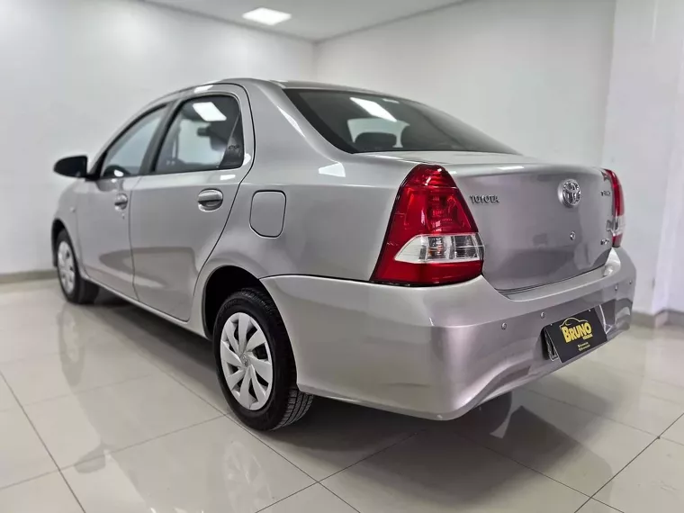 Toyota Etios Prata 14