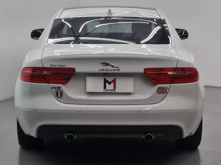 Jaguar XE Branco 4