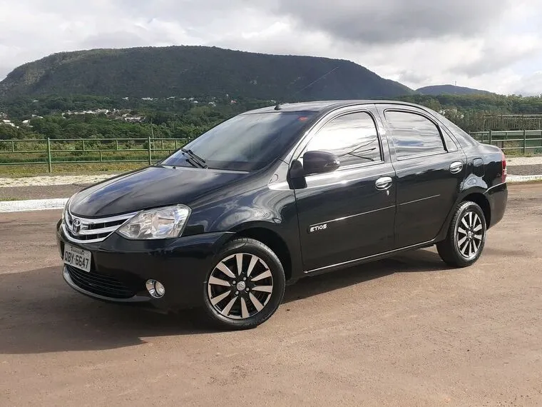 Toyota Etios Preto 1