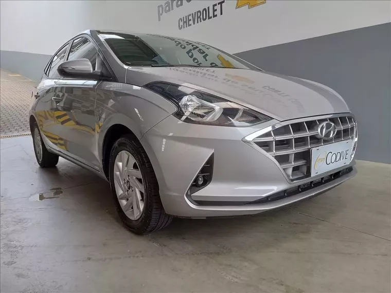 Hyundai HB20S Prata 14