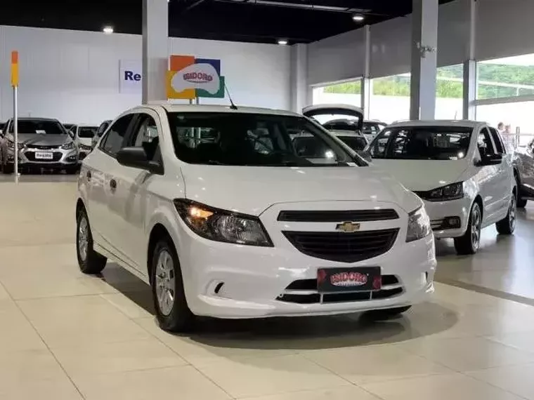 Chevrolet Onix Branco 1