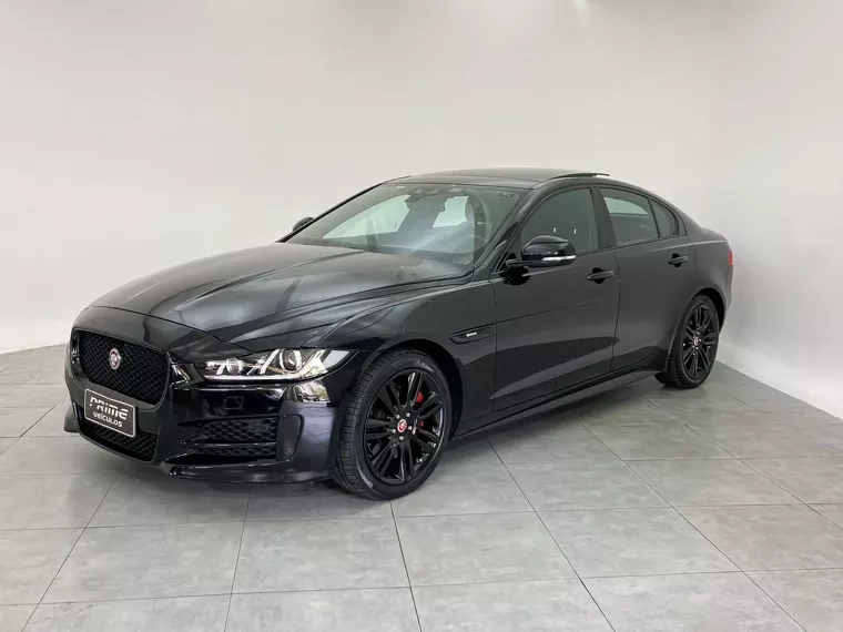 Jaguar XE Preto 6