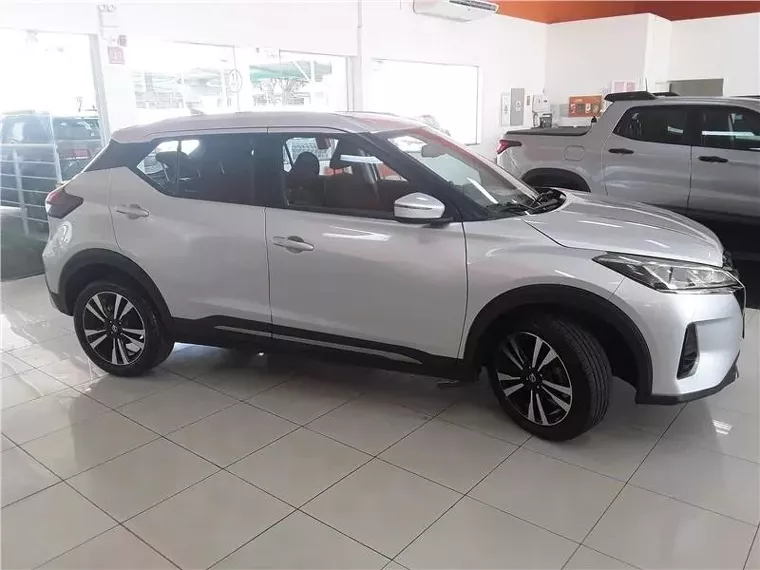 Nissan Kicks Prata 10