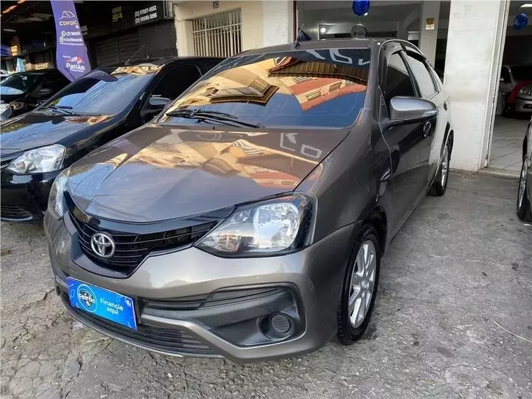 Toyota Etios Cinza 5