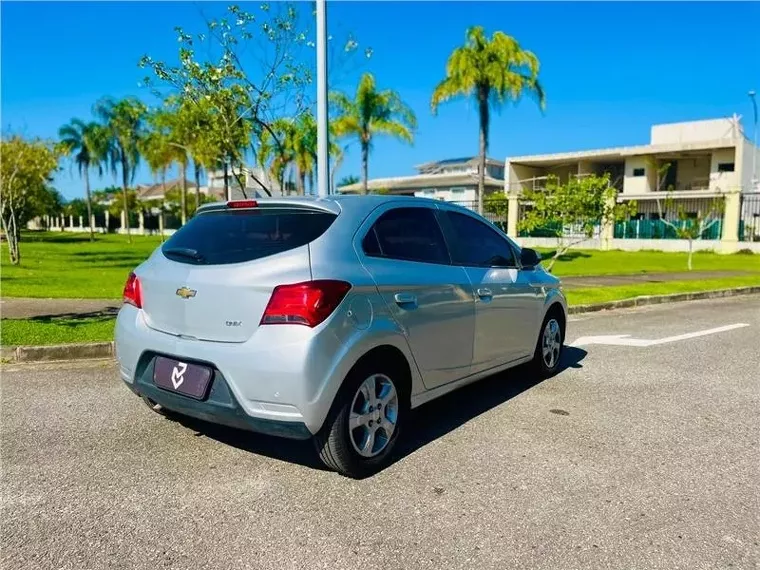 Chevrolet Onix Prata 3