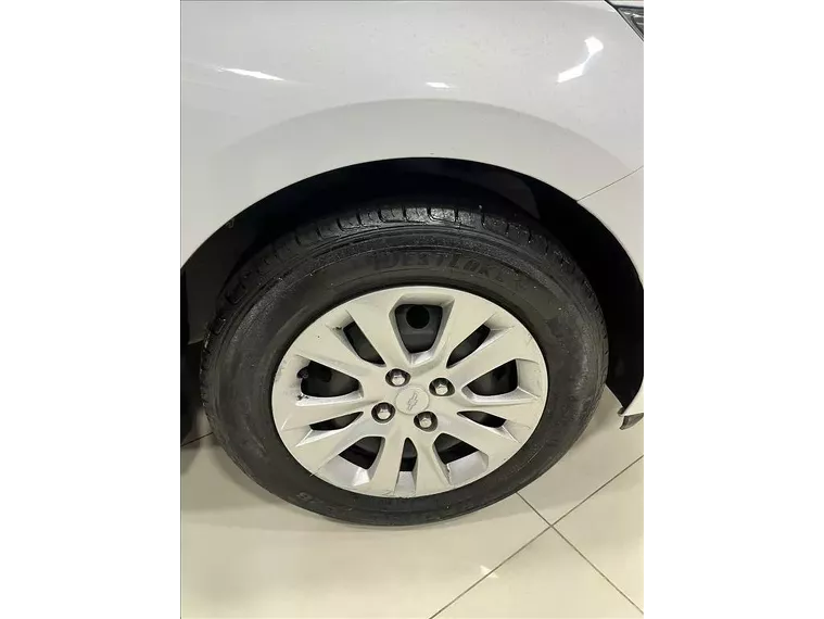 Chevrolet Onix Branco 5