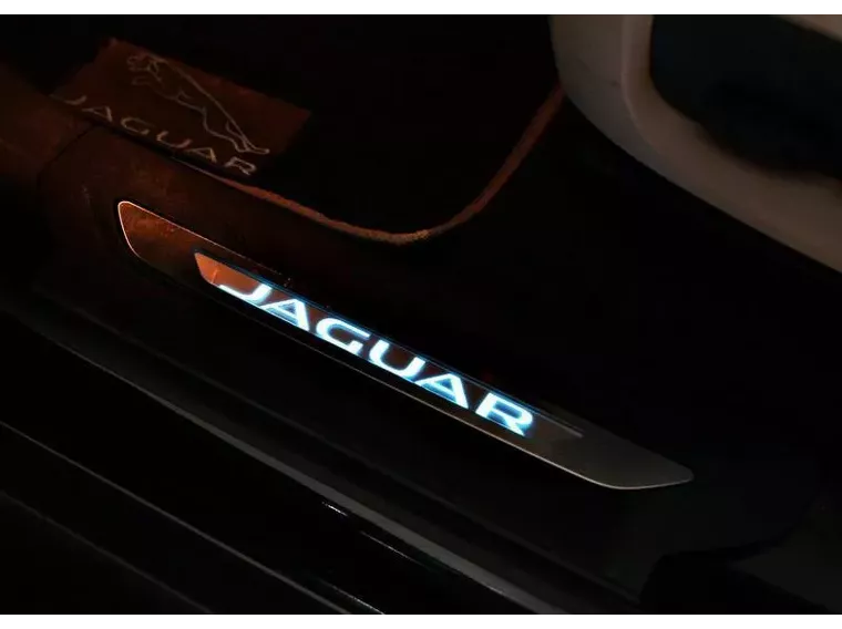 Jaguar F-pace Preto 13