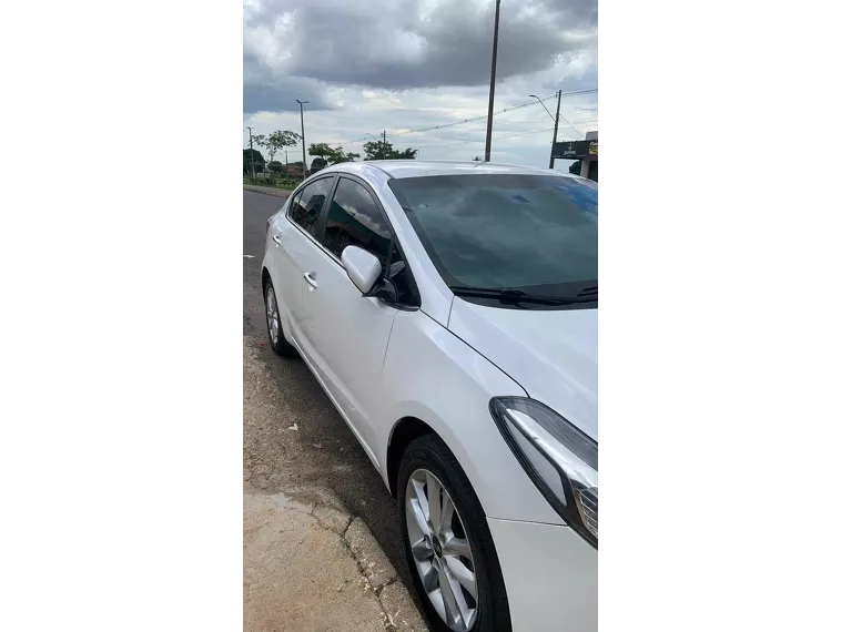 KIA Cerato Branco 1