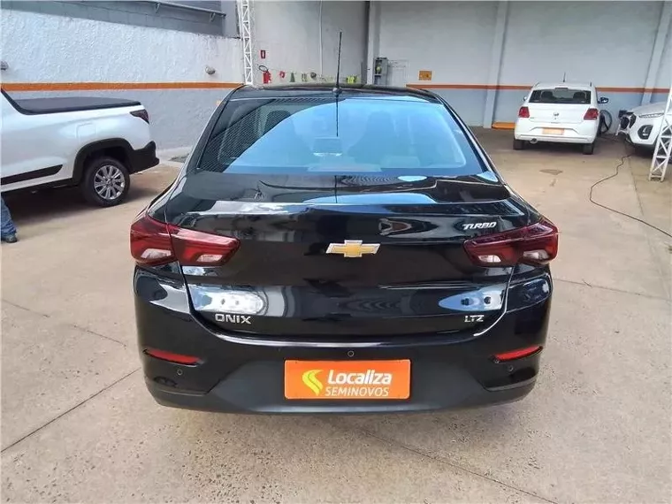 Chevrolet Onix Preto 3