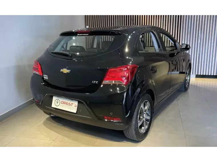 Chevrolet Onix Preto 1