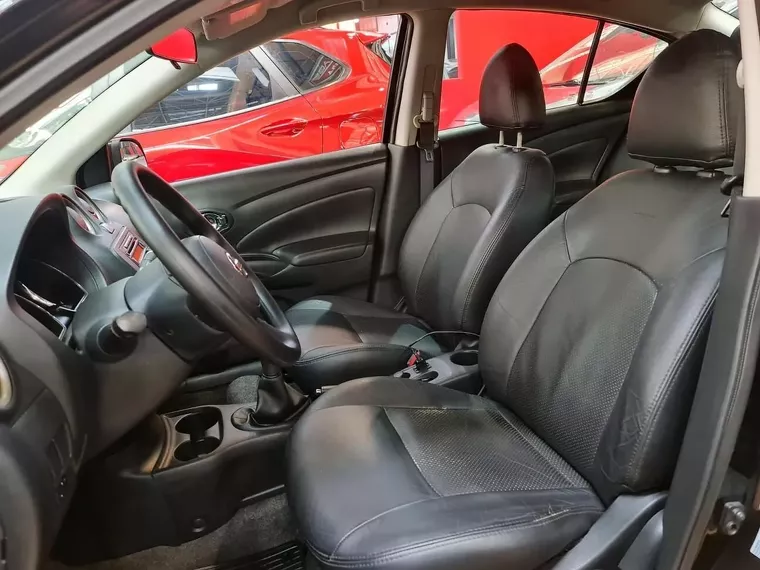 Nissan Versa Preto 13