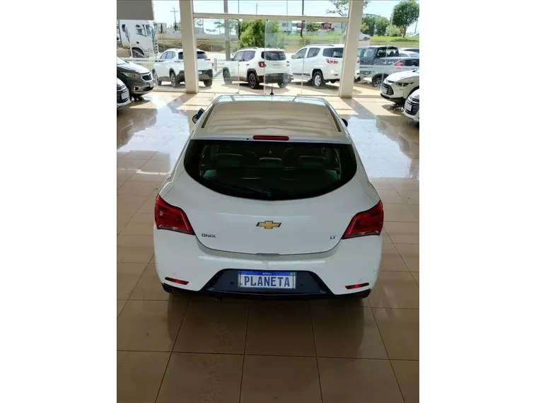 Chevrolet Onix Branco 10