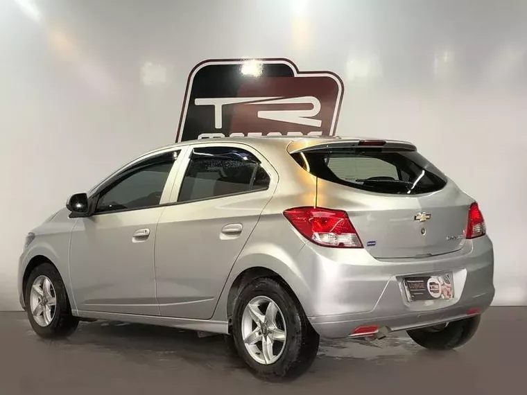 Chevrolet Onix Prata 7