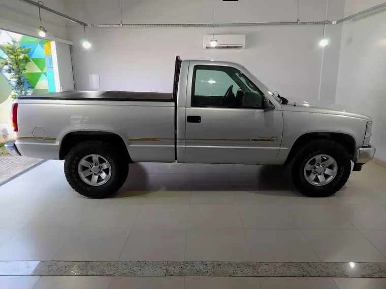 Chevrolet Silverado Prata 6