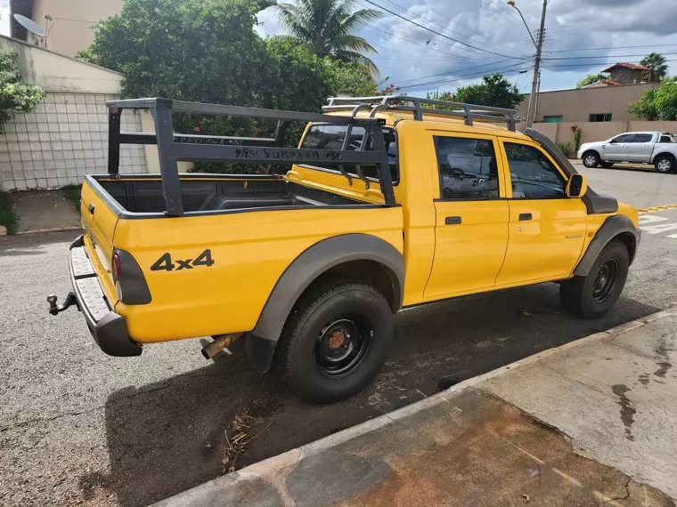 Mitsubishi L200 Savana Amarelo 11