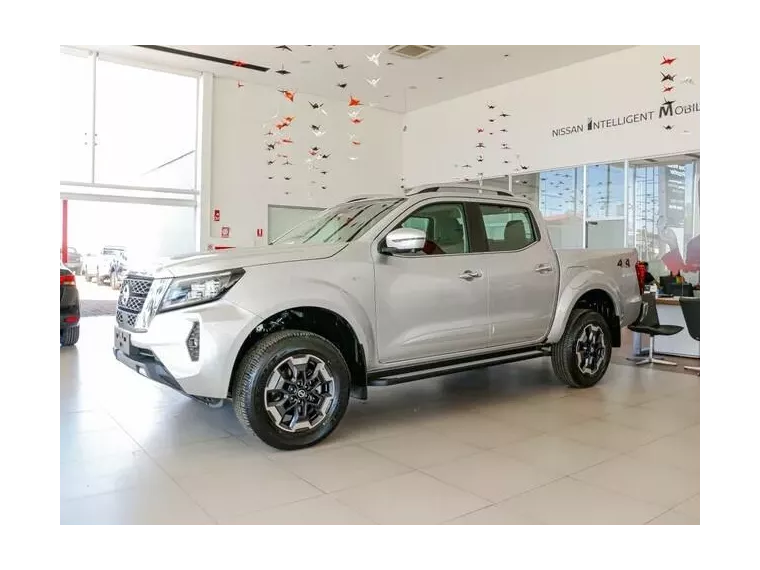 Nissan Frontier Prata 10