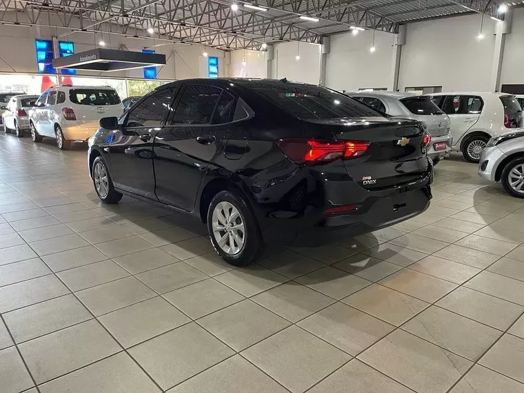 Chevrolet Onix Preto 3