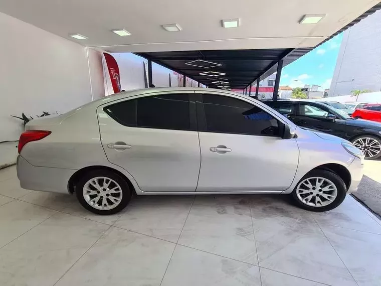 Nissan Versa Prata 8