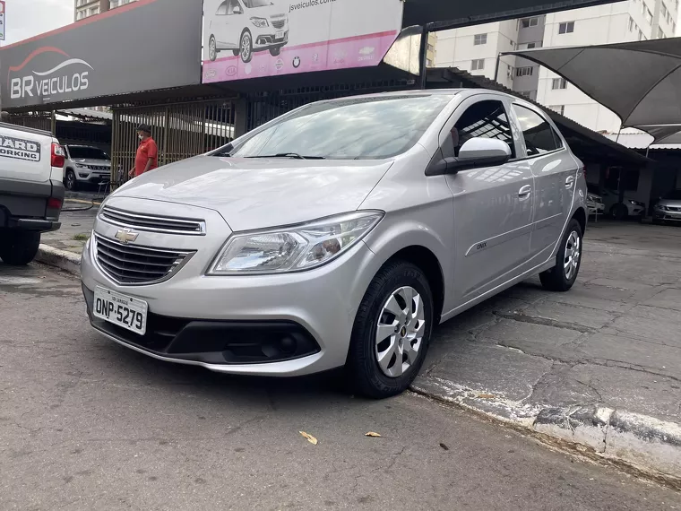 Chevrolet Onix Prata 1