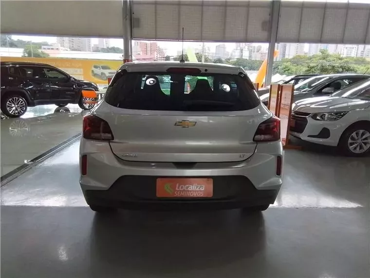 Chevrolet Onix Prata 6