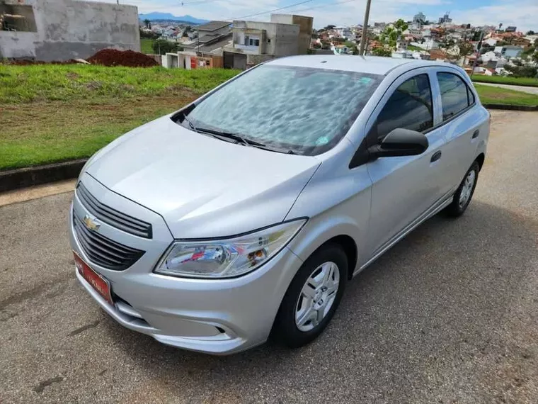 Chevrolet Onix Prata 1