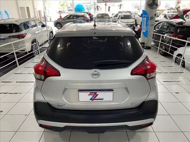 Nissan Kicks Prata 12