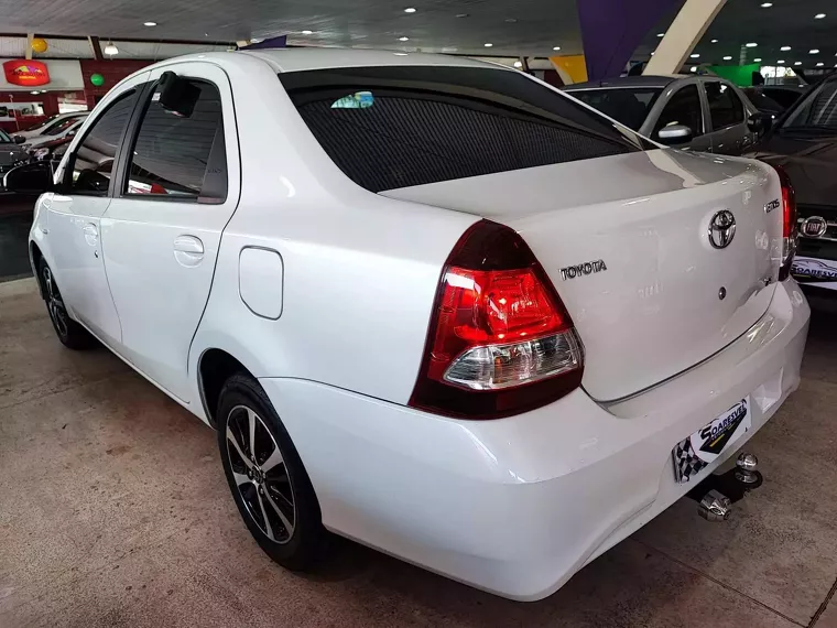 Toyota Etios Branco 5