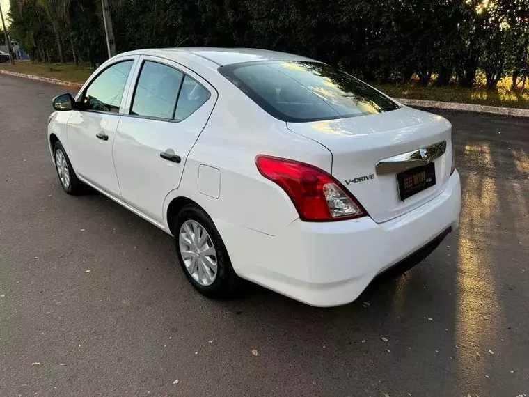 Nissan Versa Branco 5