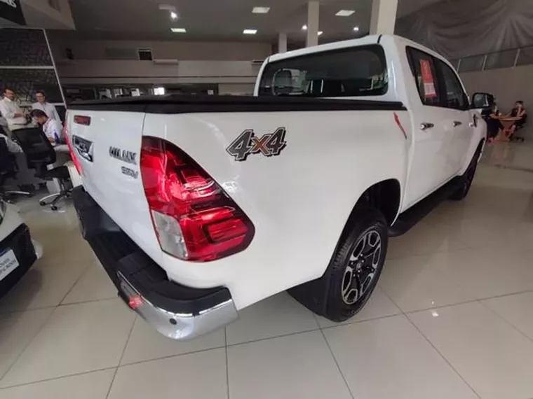 Toyota Hilux Branco 4