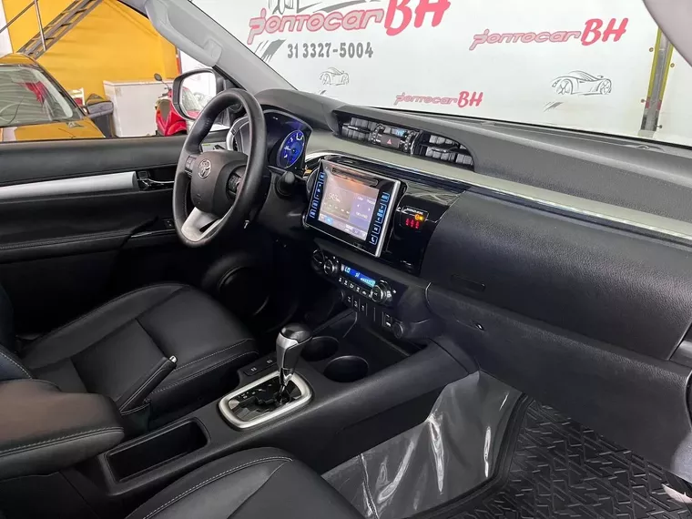 Toyota Hilux Branco 8