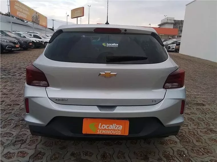 Chevrolet Onix Prata 5