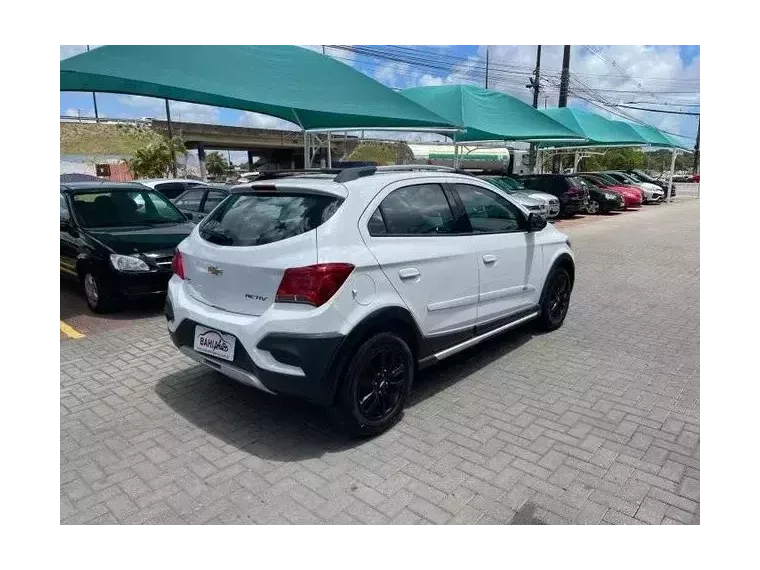 Chevrolet Onix Branco 9