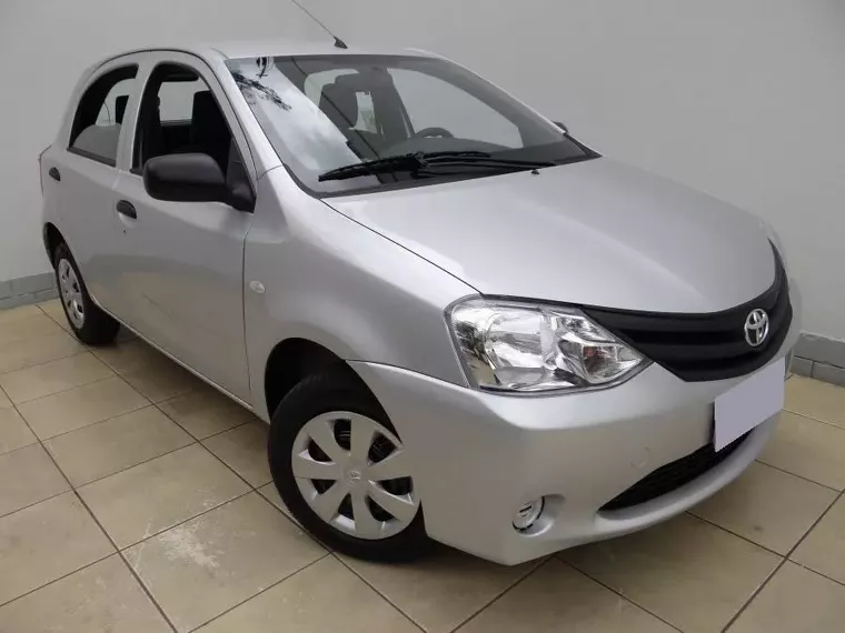 Toyota Etios Prata 1