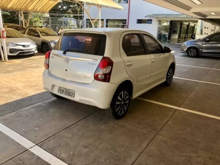 Toyota Etios Branco 7